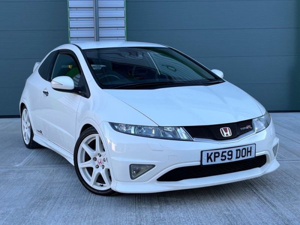 Итерацията FN2 на Honda Civic отдавна е любима на най-младите състезатели, благодарение на спортния стил и високооборотния VTEC двигател. През последните години колите втора употреба станаха изненадващо достъпни, което ги прави привлекателна опция за ентусиасти с ограничен бюджет.

Основното предизвикателство е в намирането на добър автомобил, тъй като те стават все по-трудни за намиране. Но все пак японските "бегачки" с по-малко от 150 000 километра са налични за под 7000 евро. Дори моделите с по-голям пробег заслужават внимание, като се има предвид известната надеждност на Honda.  С добра поддръжка тези автомобили могат да изкарат още години наред без проблеми.